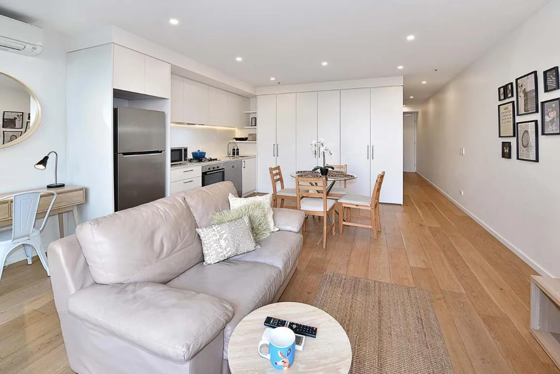 Image of 17VR01 – Central 1B Apt in near St KILDA Beach!