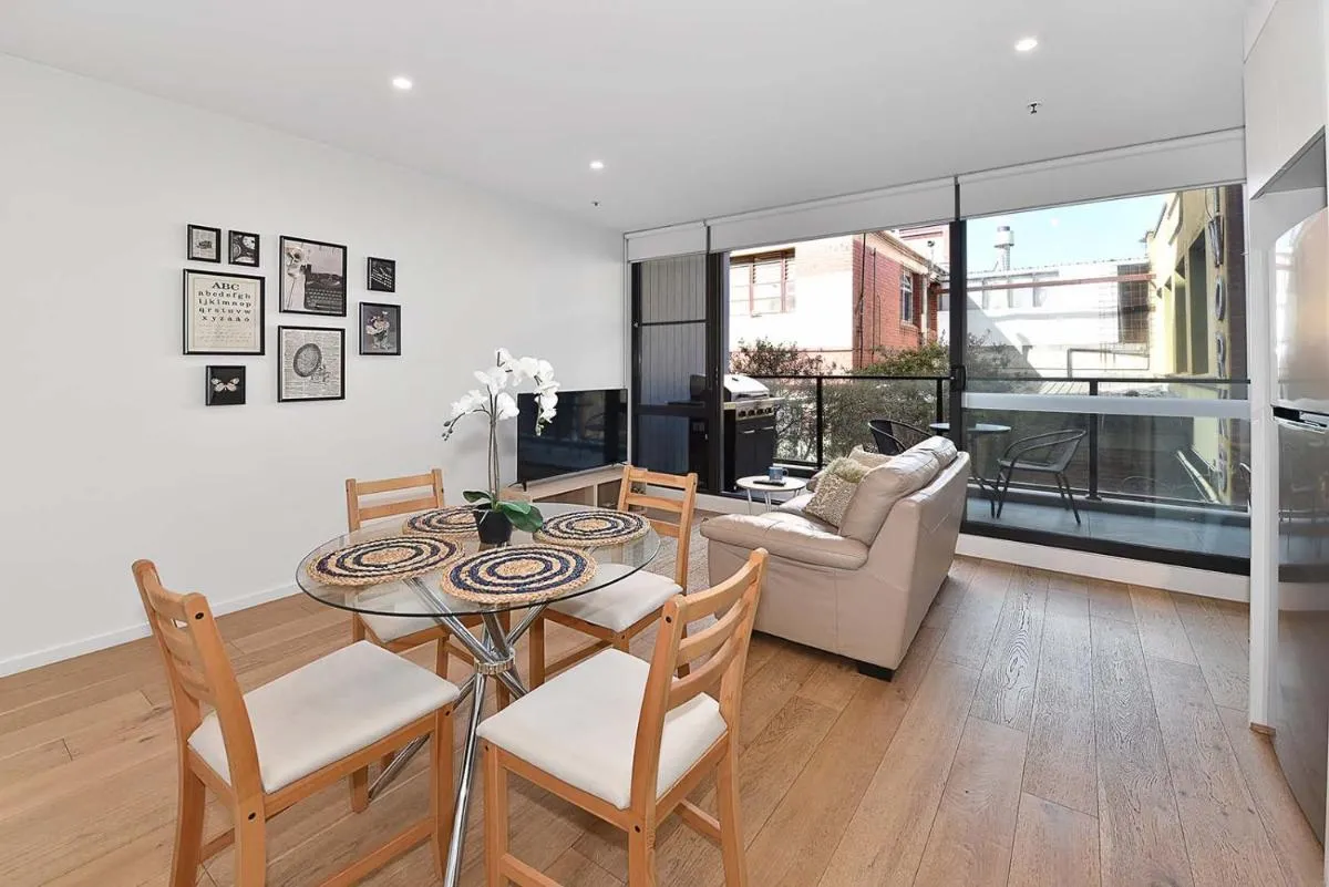Image 3 of 17VR01 – Central 1B Apt in near St KILDA Beach!