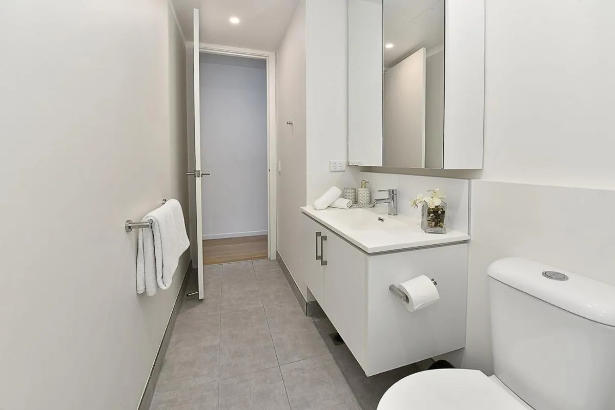 Image 2 of 17VR01 – Central 1B Apt in near St KILDA Beach!