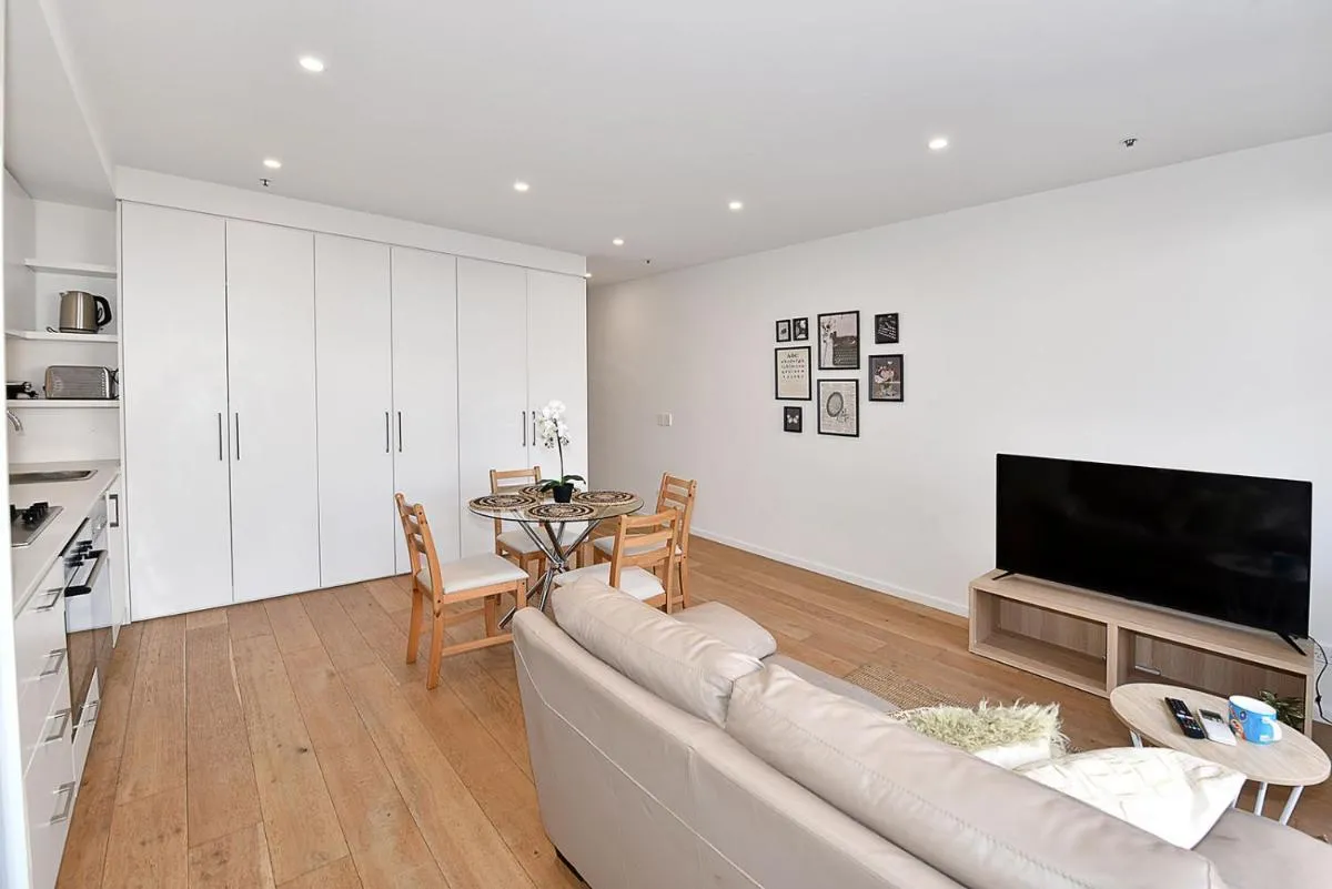 Image 4 of 17VR01 – Central 1B Apt in near St KILDA Beach!