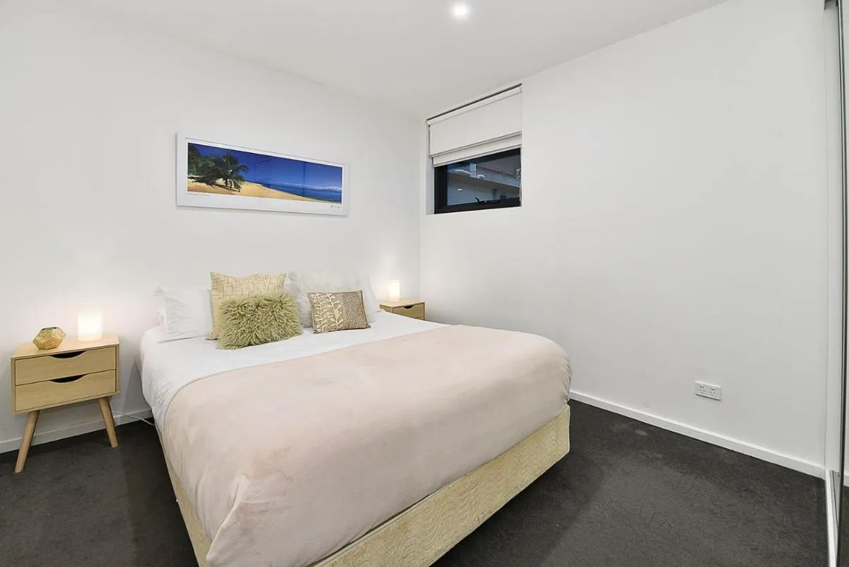 Image 1 of 17VR01 – Central 1B Apt in near St KILDA Beach!