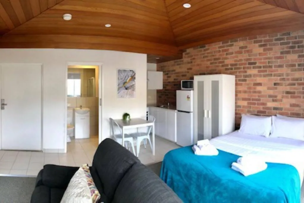 Image 1 of 206DR9 – Sunny Studio Apt in Carlton! AC, Smart TV& Prkg!