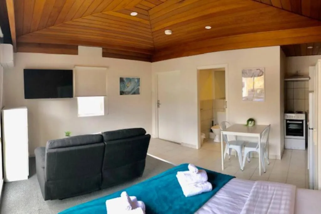 Image 2 of 206DR9 – Sunny Studio Apt in Carlton! AC, Smart TV& Prkg!