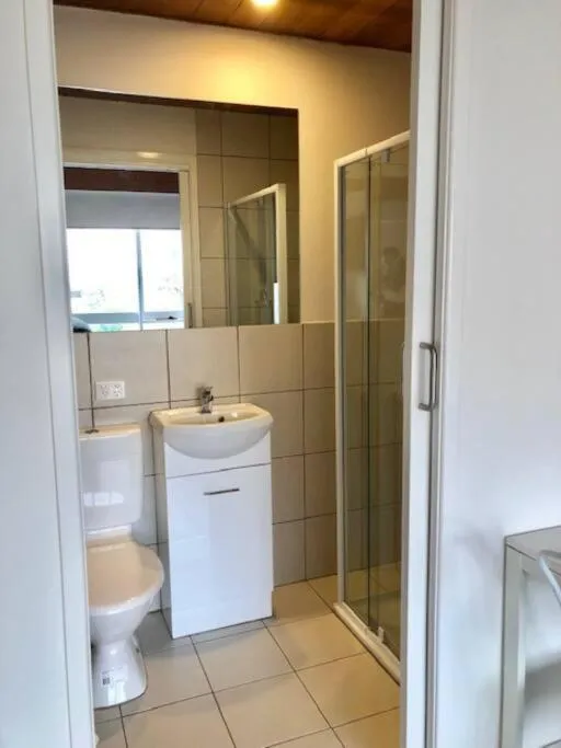 Image 3 of 206DR9 – Sunny Studio Apt in Carlton! AC, Smart TV& Prkg!