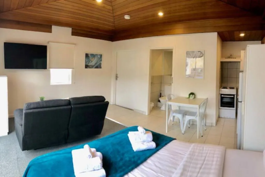 Image 4 of 206DR9 – Sunny Studio Apt in Carlton! AC, Smart TV& Prkg!