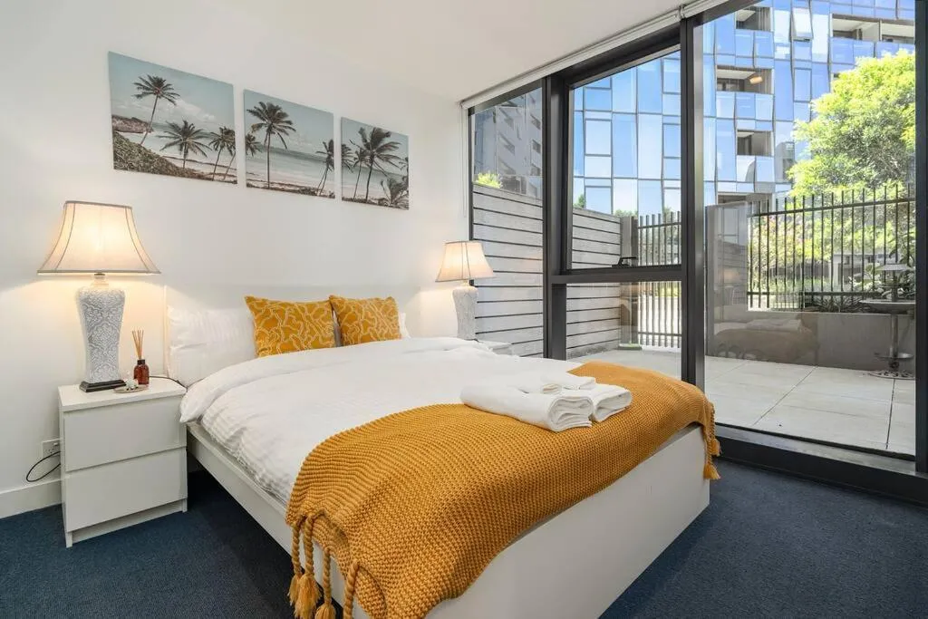 Image of 2 BD Luxury apartment at heart of Docklands with 85″ flat TV & Free Carpark