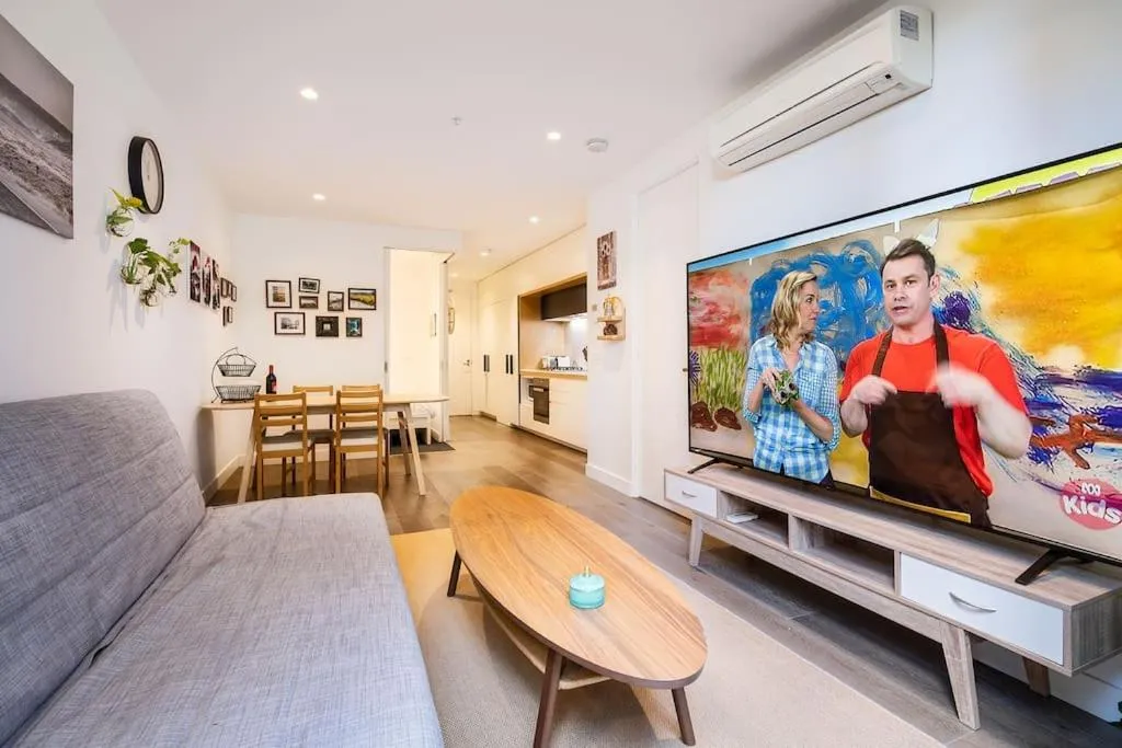Image 6 of 2 BD Luxury apartment at heart of Docklands with 85″ flat TV & Free Carpark