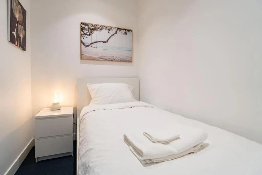Image 4 of 2 BD Luxury apartment at heart of Docklands with 85″ flat TV & Free Carpark