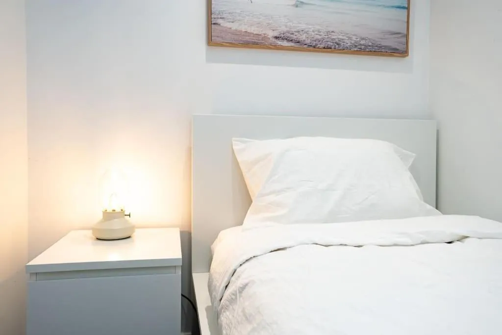 Image 5 of 2 BD Luxury apartment at heart of Docklands with 85″ flat TV & Free Carpark