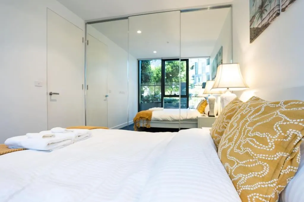 Image 3 of 2 BD Luxury apartment at heart of Docklands with 85″ flat TV & Free Carpark