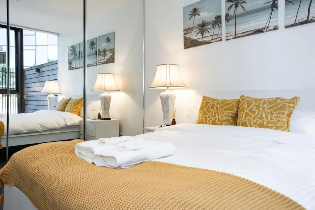 Image 1 of 2 BD Luxury apartment at heart of Docklands with 85″ flat TV & Free Carpark
