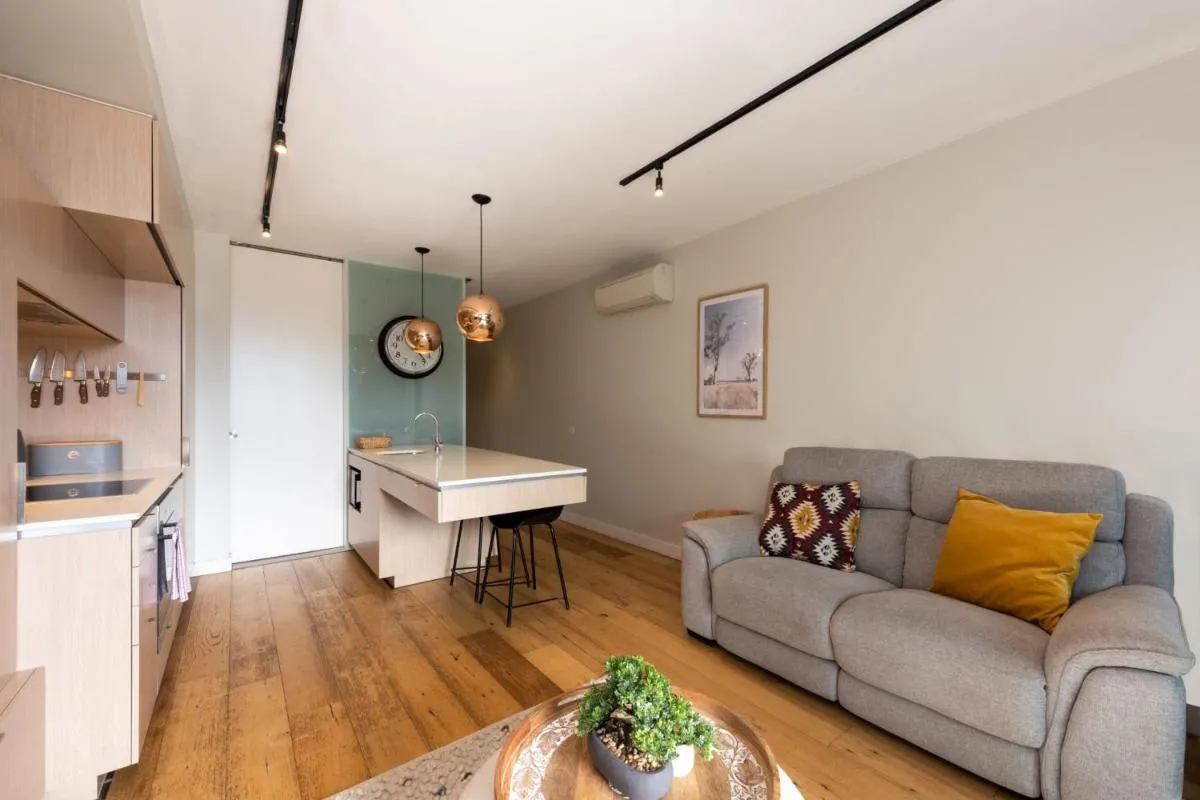 Image 3 of 2-Bed in South Melbourne w Beautiful City Views