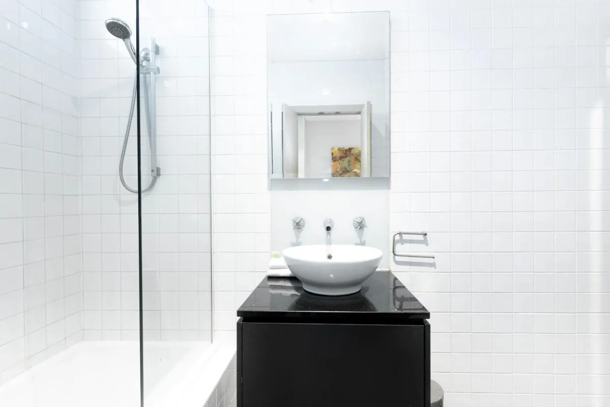 Image 2 of 2-Bedroom Apartment on the Prestigious End of Collins St