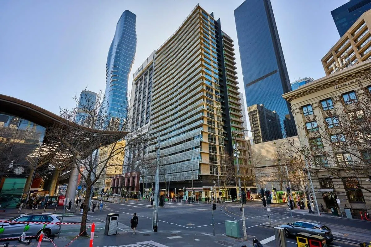 Image 4 of 2-Bedroom Apartment on the Prestigious End of Collins St
