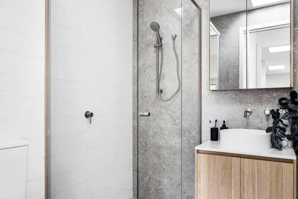 Image 2 of 3 BedroomTownhouse-free parking