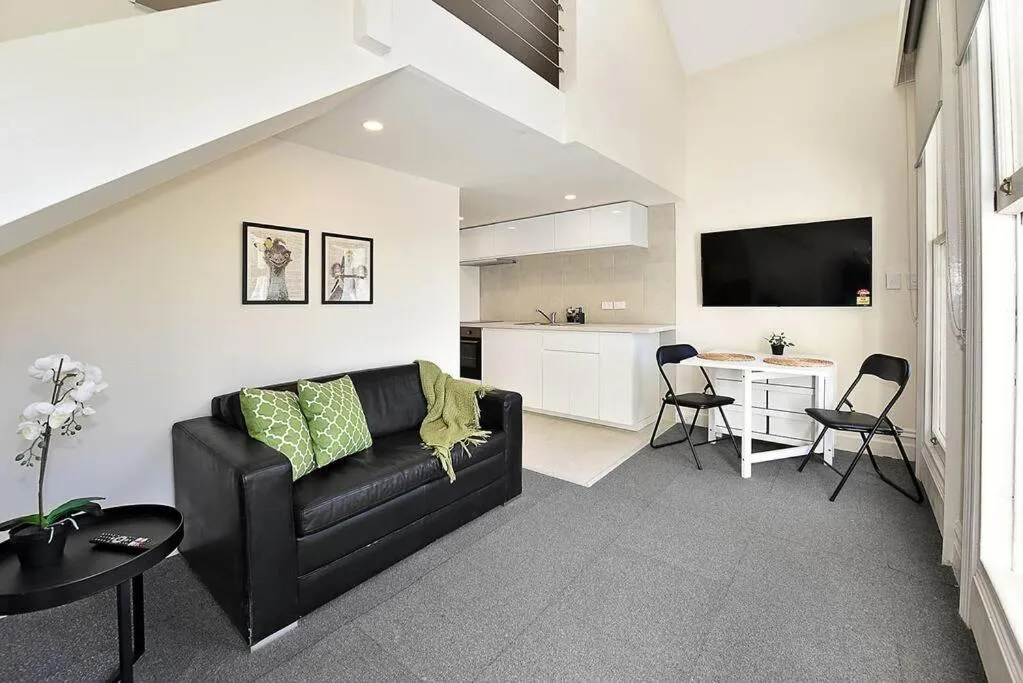 Image of 53CR5 – New Loft Style Apt Nxt 2 RMIT! Sofa Bed, AC, Balcony!