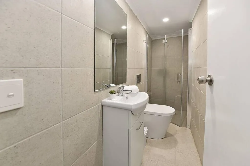 Image 3 of 53CR5 – New Loft Style Apt Nxt 2 RMIT! Sofa Bed, AC, Balcony!