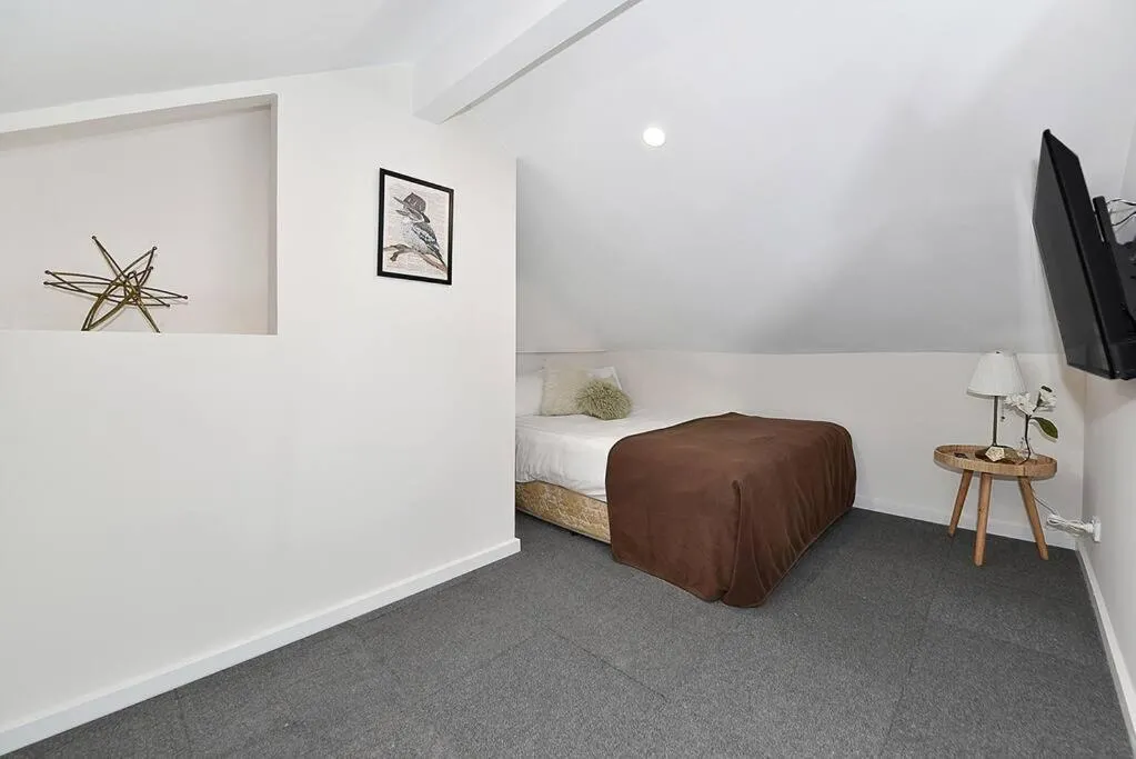 Image 5 of 53CR5 – New Loft Style Apt Nxt 2 RMIT! Sofa Bed, AC, Balcony!