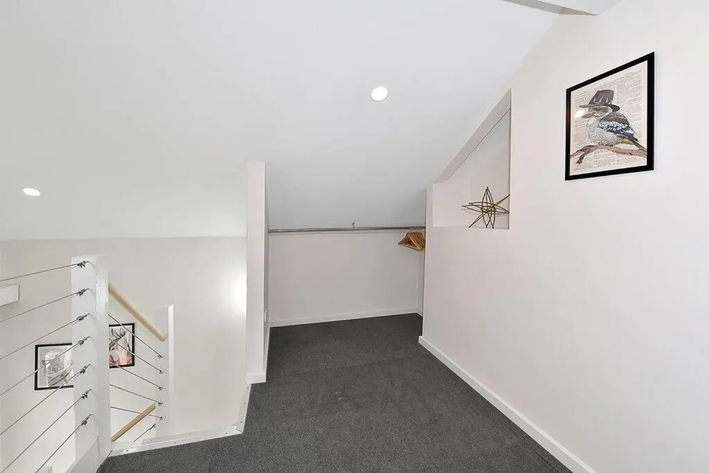 Image 6 of 53CR5 – New Loft Style Apt Nxt 2 RMIT! Sofa Bed, AC, Balcony!