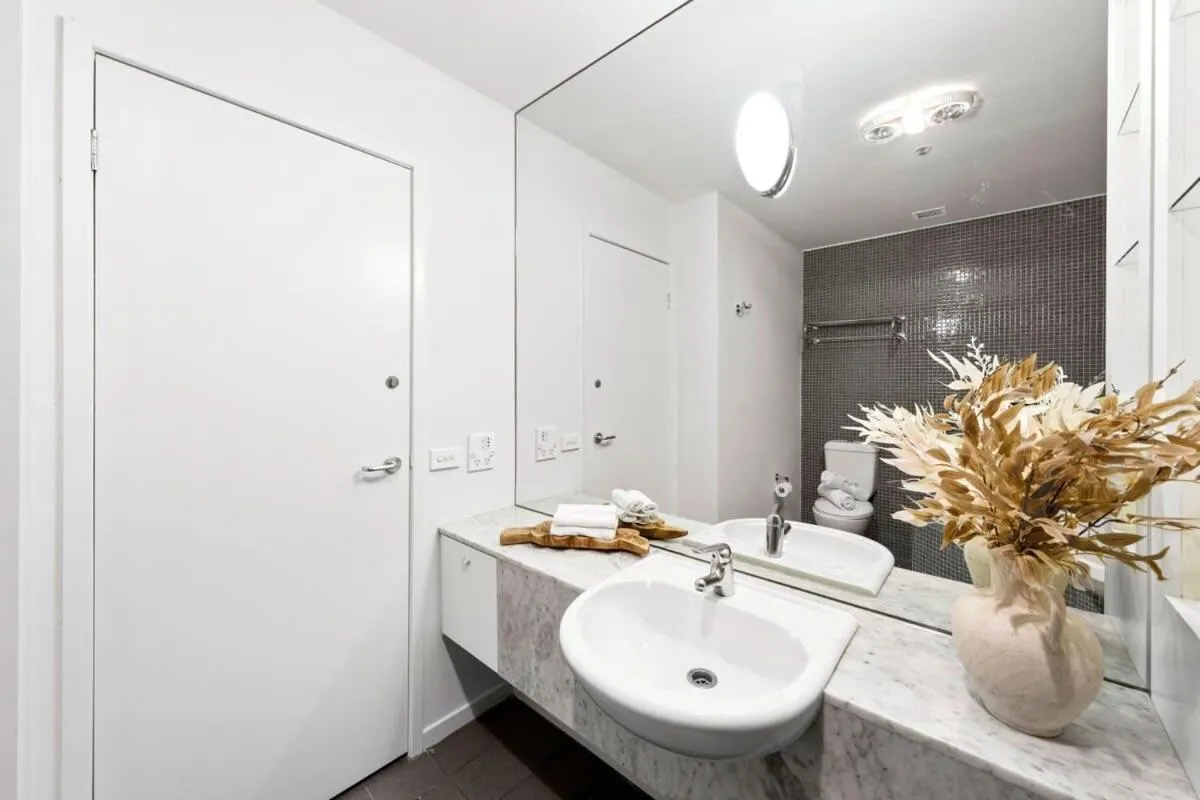 Image 2 of A Chic Apartment on Bourke St Near Chinatown