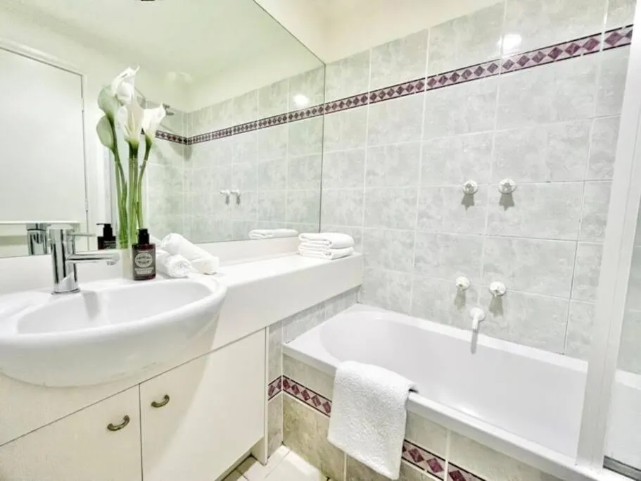 Image 1 of A Cozy 2B2B Apt Next To Carlton Garden W/ Parking