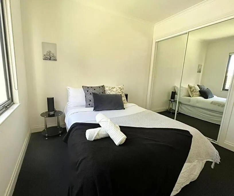 Image 2 of A Cozy 2B2B Apt Next To Carlton Garden W/ Parking