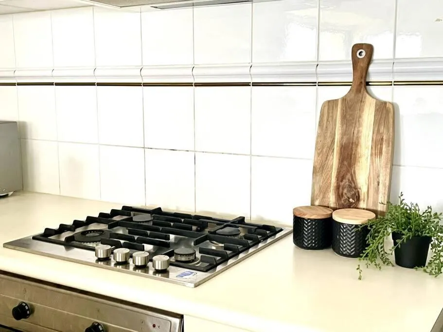 Image 4 of A Cozy 2B2B Apt Next To Carlton Garden W/ Parking