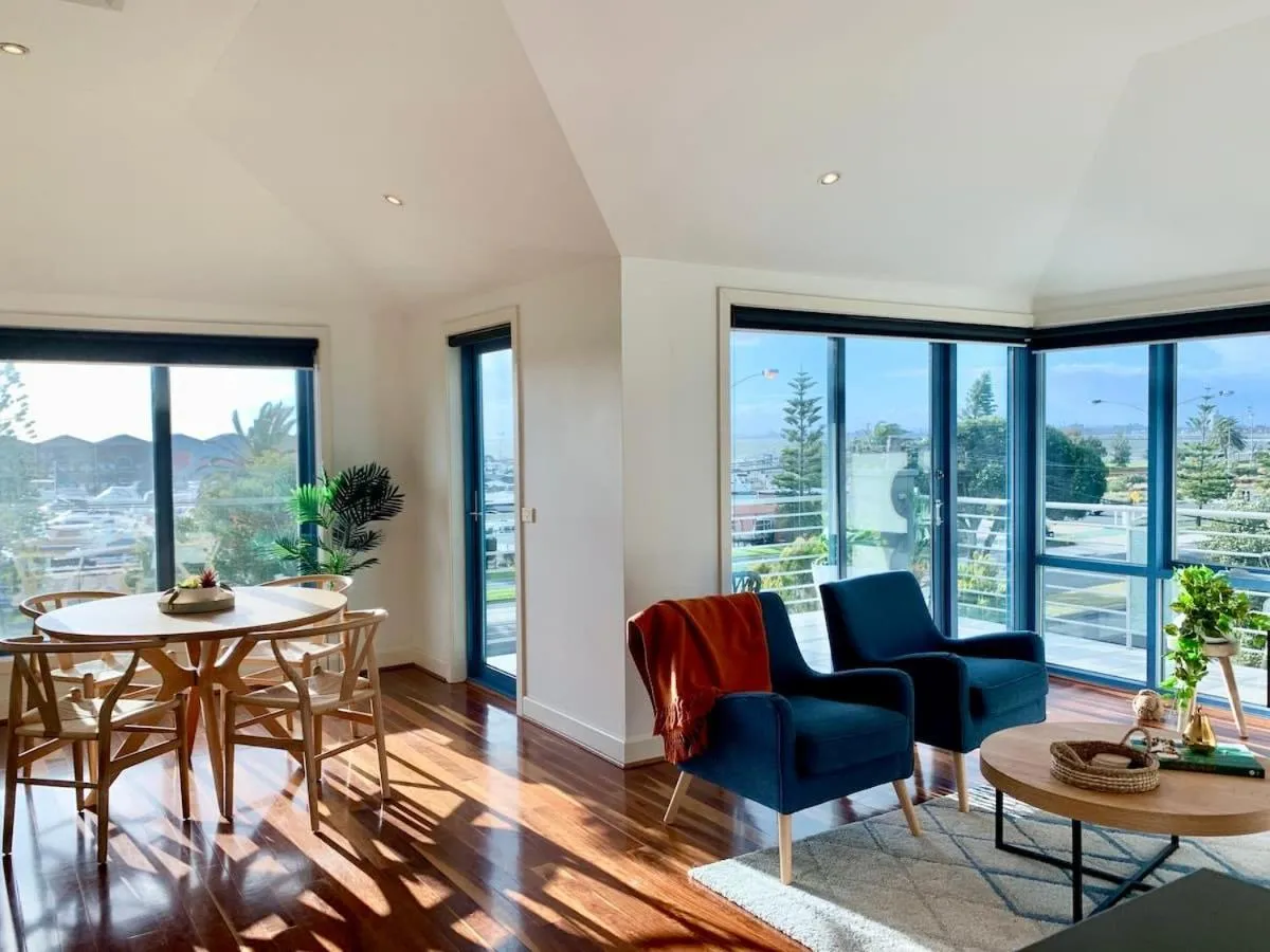 Image 3 of Amazing Beachfront & City Views 2 bed 2 bathroom