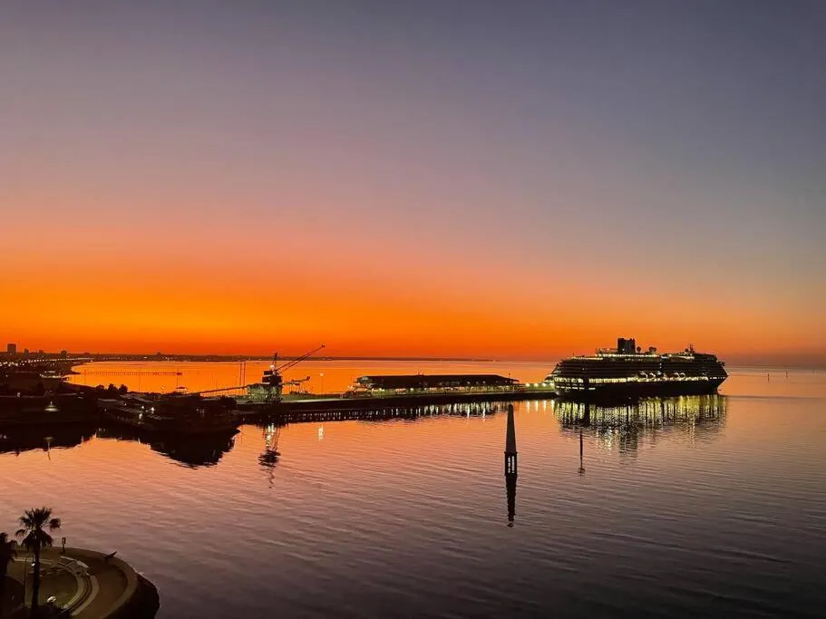 Image 2 of Amzing Ocean View Spacious Three Bedrooms Apartment Port Melbourne