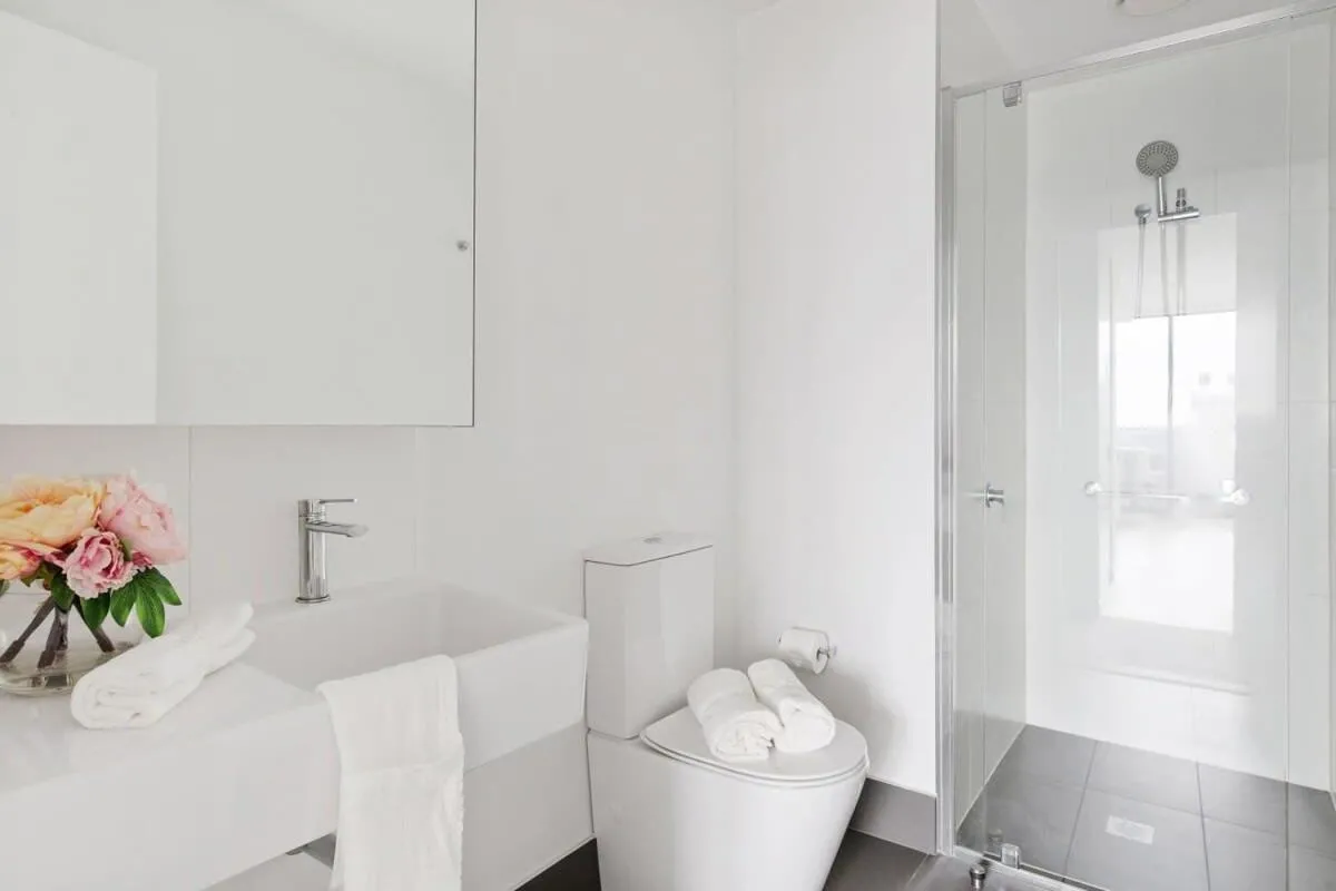 Image 2 of An Amazing 2BR Apt with City Views in Southbank