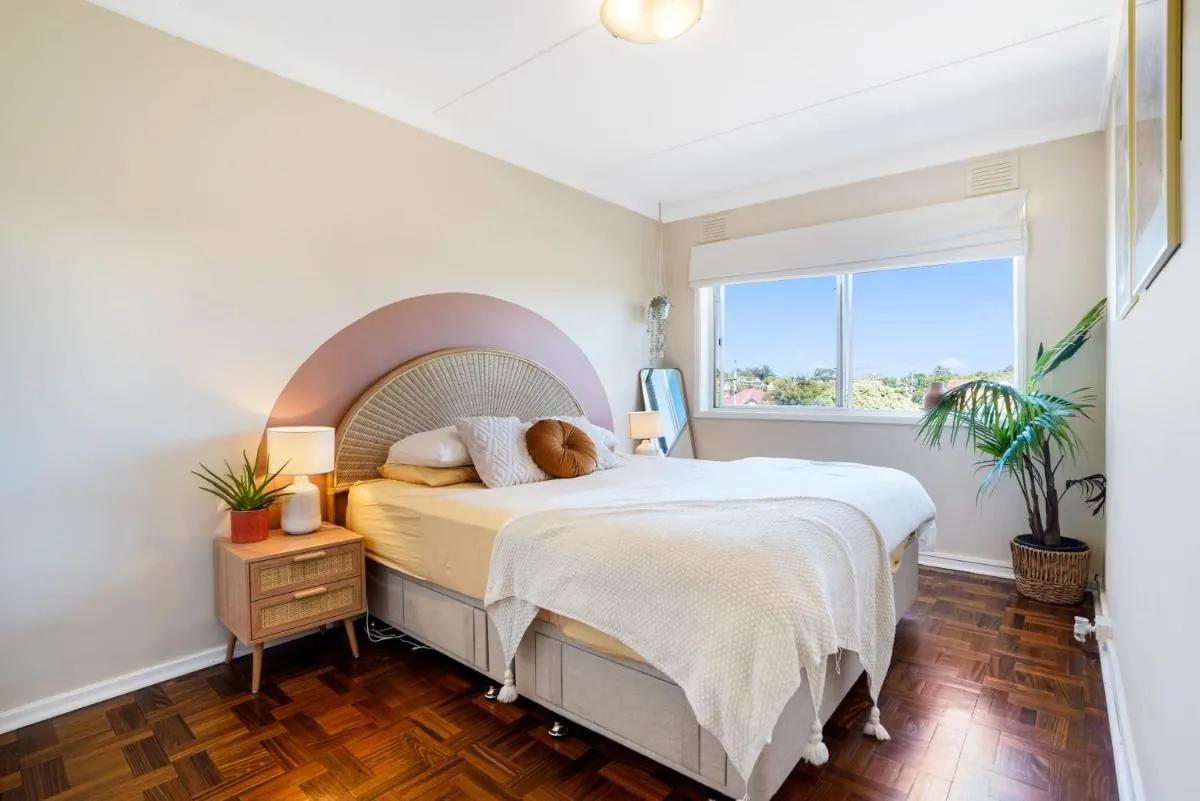 Image 1 of Balaclava Top Floor Apt with CitySkylineView & Parking