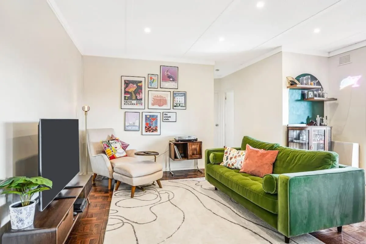 Image 4 of Balaclava Top Floor Apt with CitySkylineView & Parking
