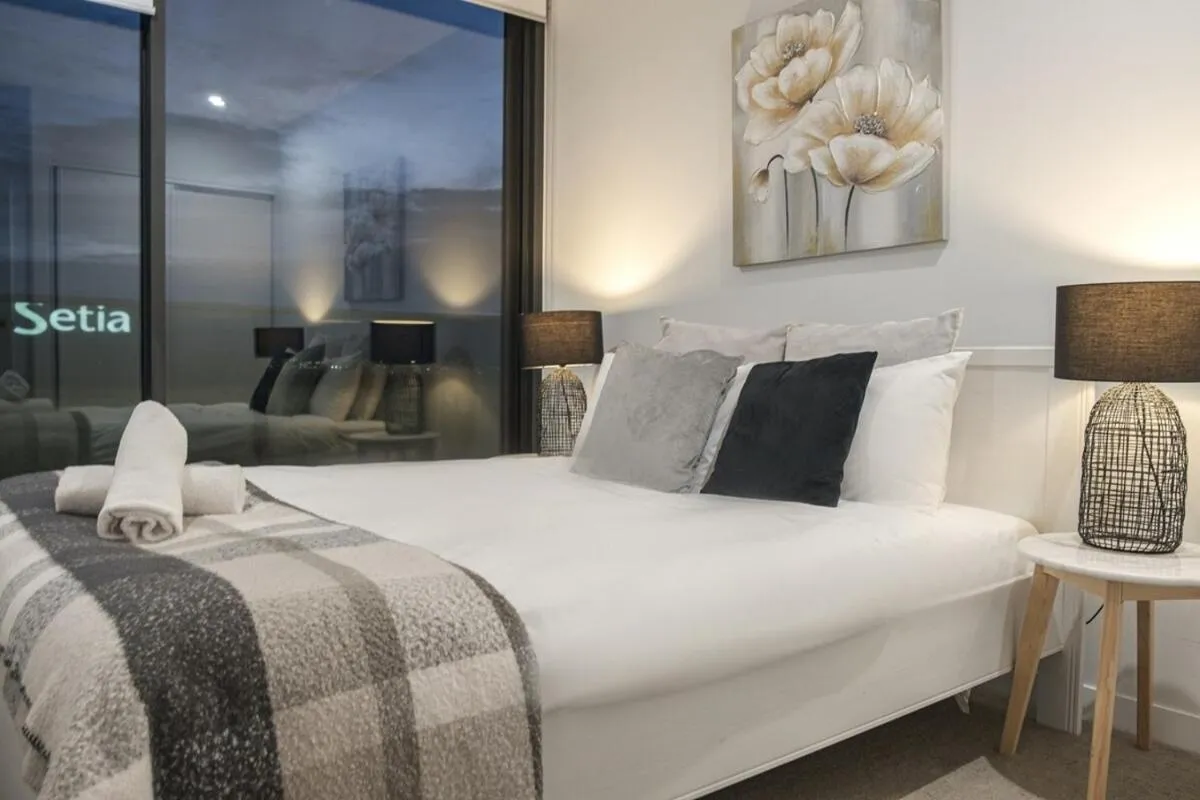 Image 1 of Best View 2br1ba 40floor In Cbd Balcony Wifi