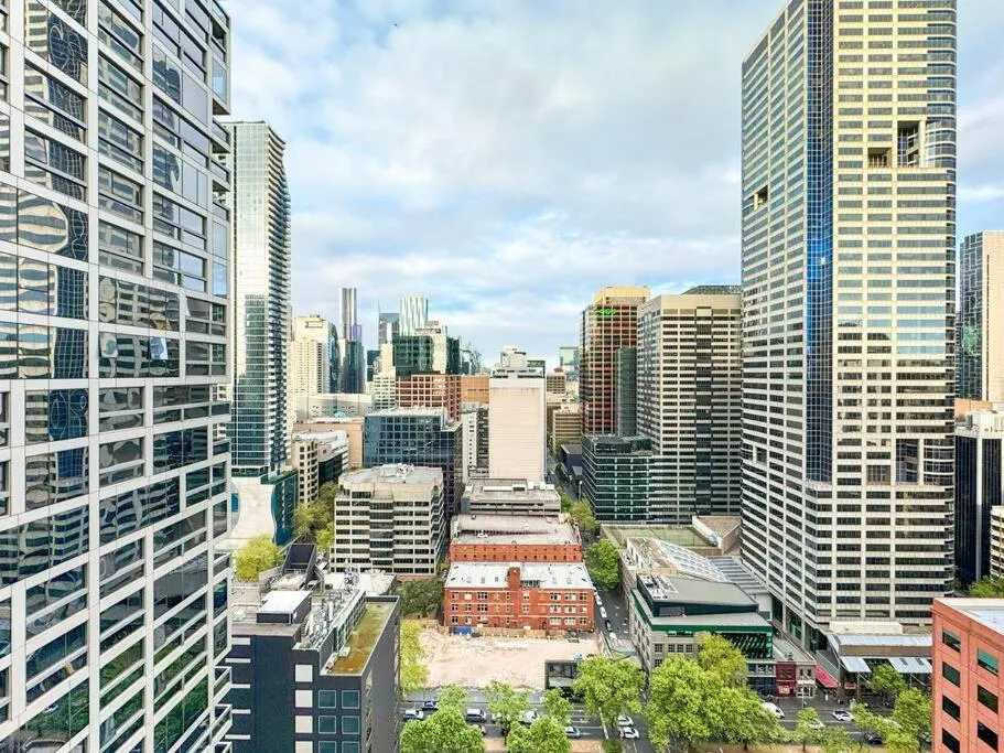 Image 6 of Brilliant 1B1B Skyline View Apt @CBD