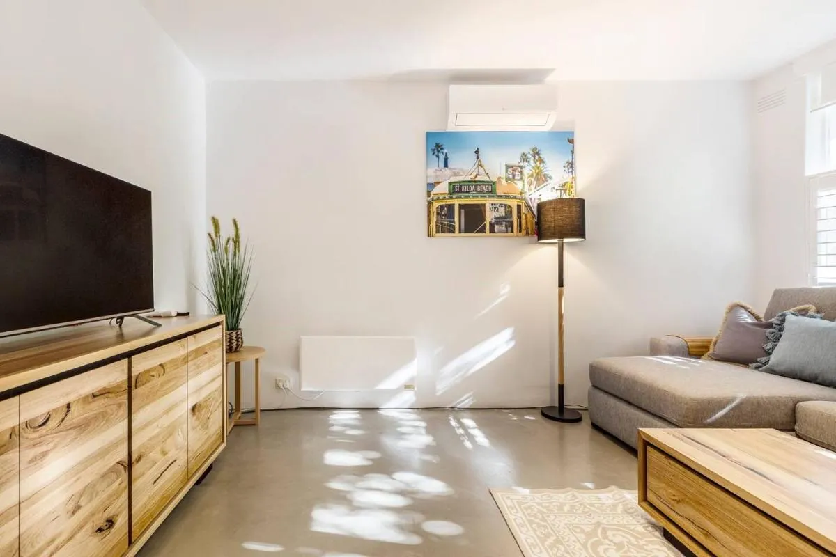 Image 4 of ‘Cedar Loft’ Contemporary Comfort in Leafy St Kilda