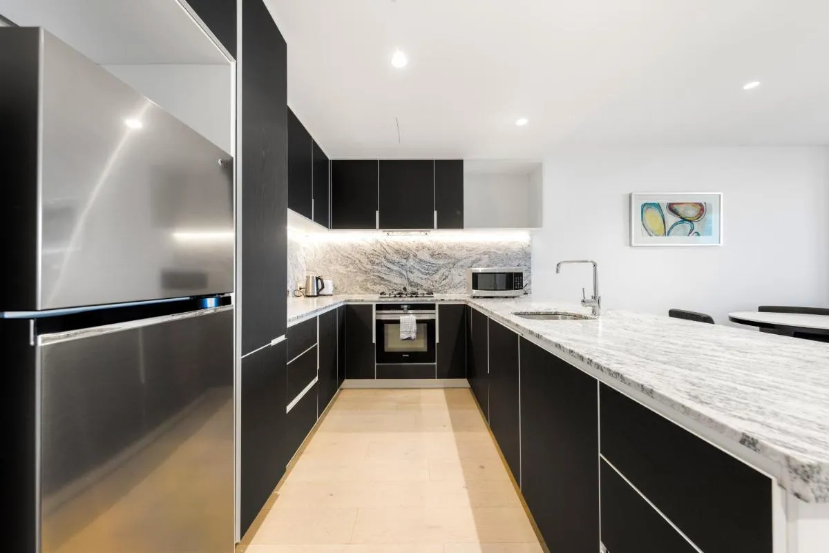 Image 3 of Central 2 Bedroom Apartment Melbourne with Parking