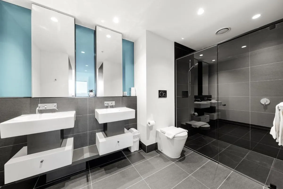 Image 2 of Central 2 Bedroom Apartment Melbourne with Parking