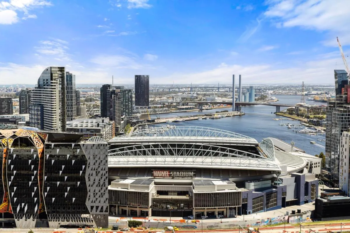 Image 5 of Central 2 Bedroom Apartment Melbourne with Parking