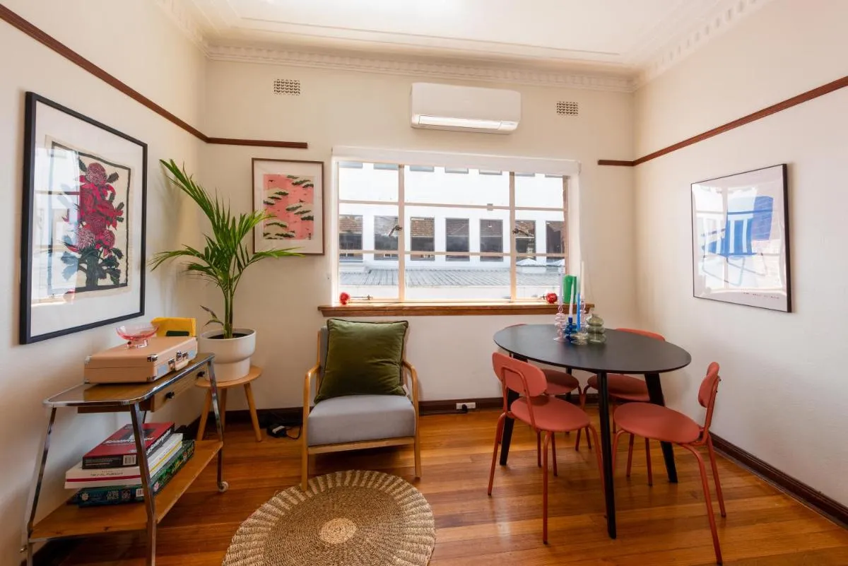 Image 2 of Charming Art Deco Unit in East Melbourne
