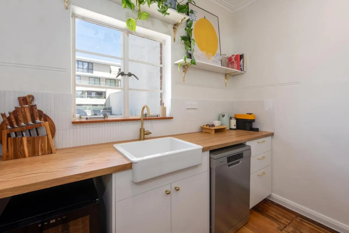 Image 3 of Charming Art Deco Unit in East Melbourne