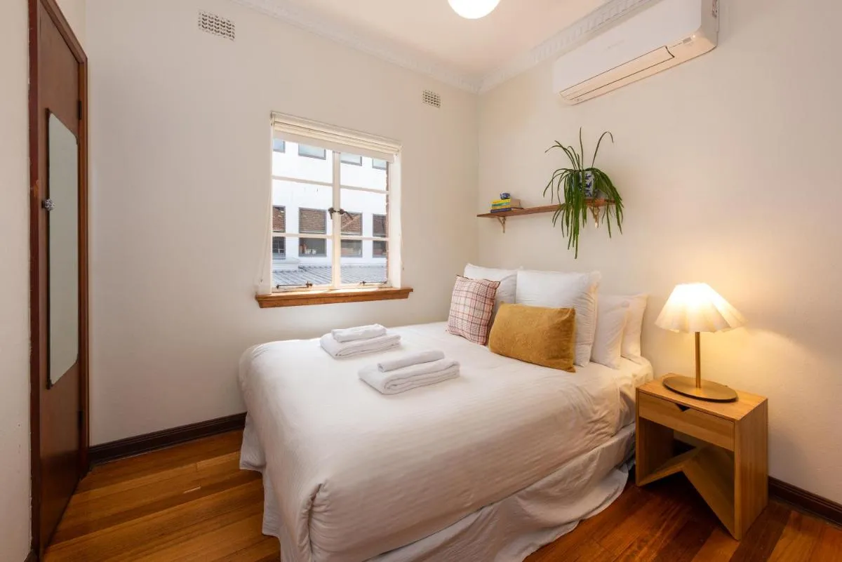 Image 6 of Charming Art Deco Unit in East Melbourne