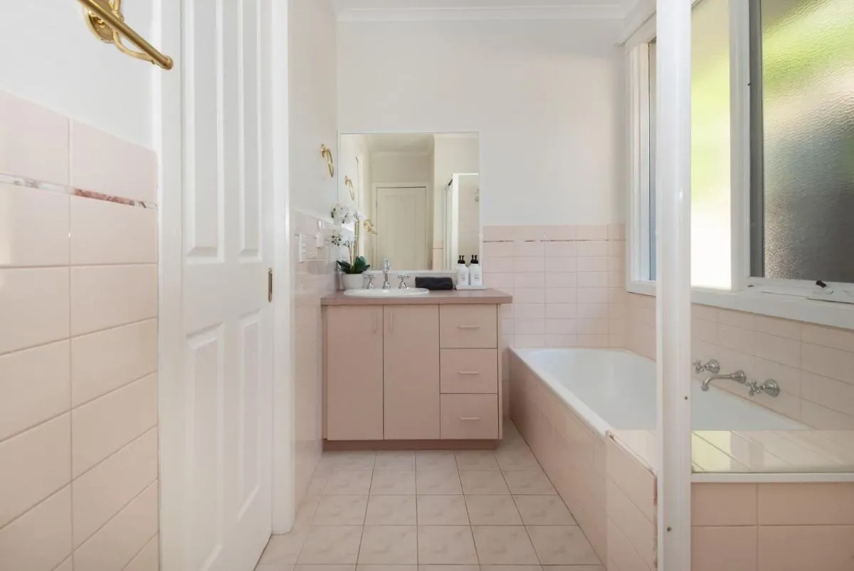 Image 2 of Charming Cottage in Beautiful Hampton