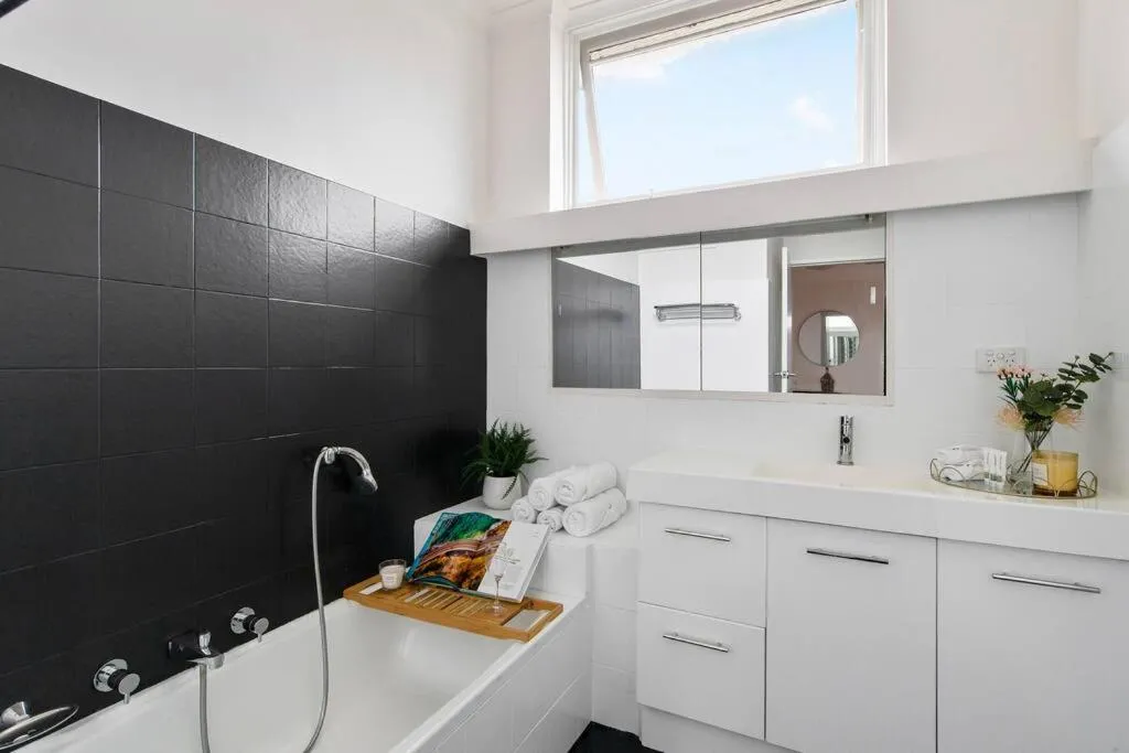 Image 2 of Chic Caulfield North Retreat