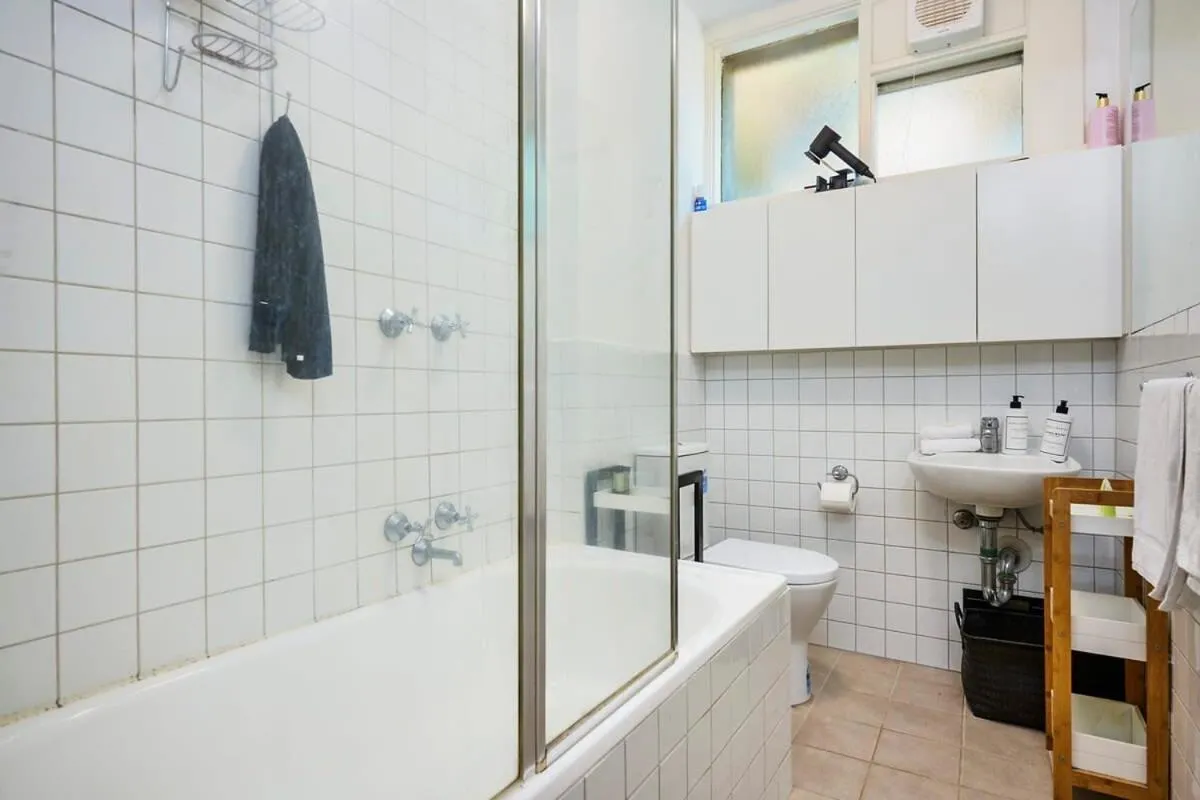 Image 2 of Chic Elwood 1BR Apt with Free Parking