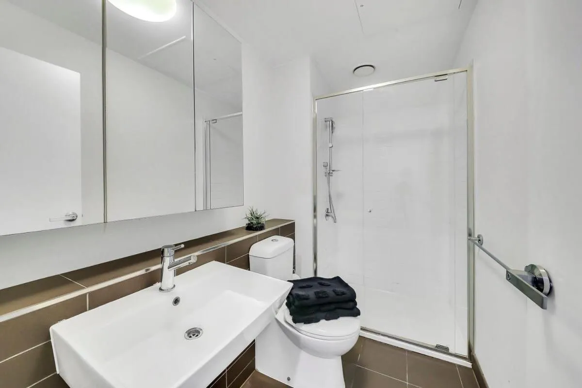 Image 2 of Comfy 2BR Apt Near Southern Cross with City Views