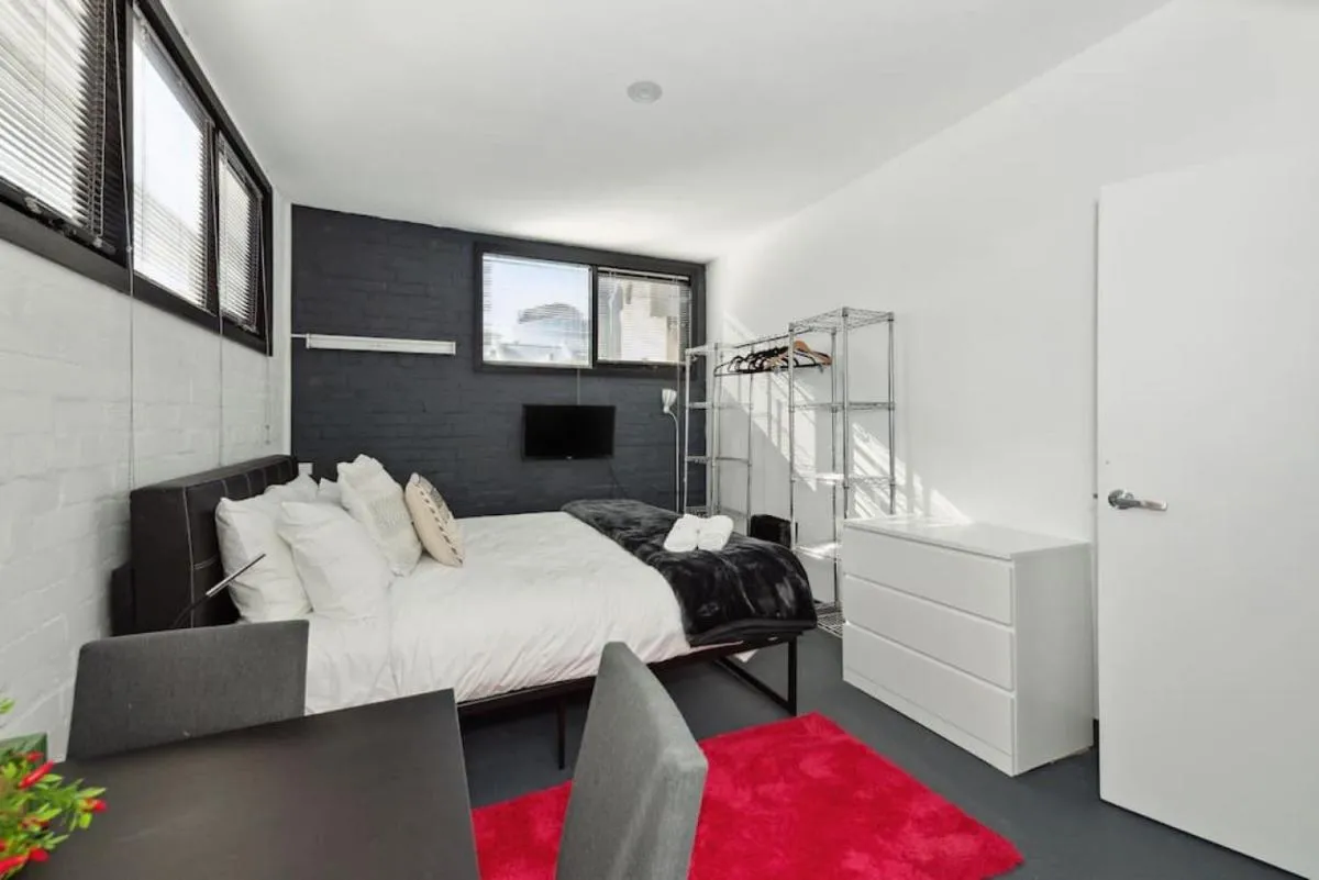 Image 4 of Conveniently Located 6 BR Unit