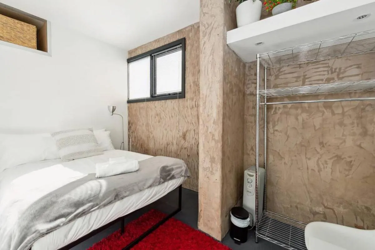 Image 2 of Conveniently Located 6 BR Unit