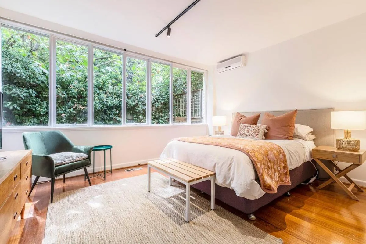 Image 1 of Coolullah Catch – Enjoy Mid-Century Urban Living