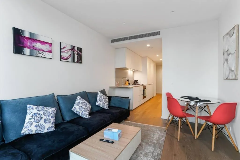 Image 3 of Cozy-Brilliant Natural Light Near Crown &City 1B1B