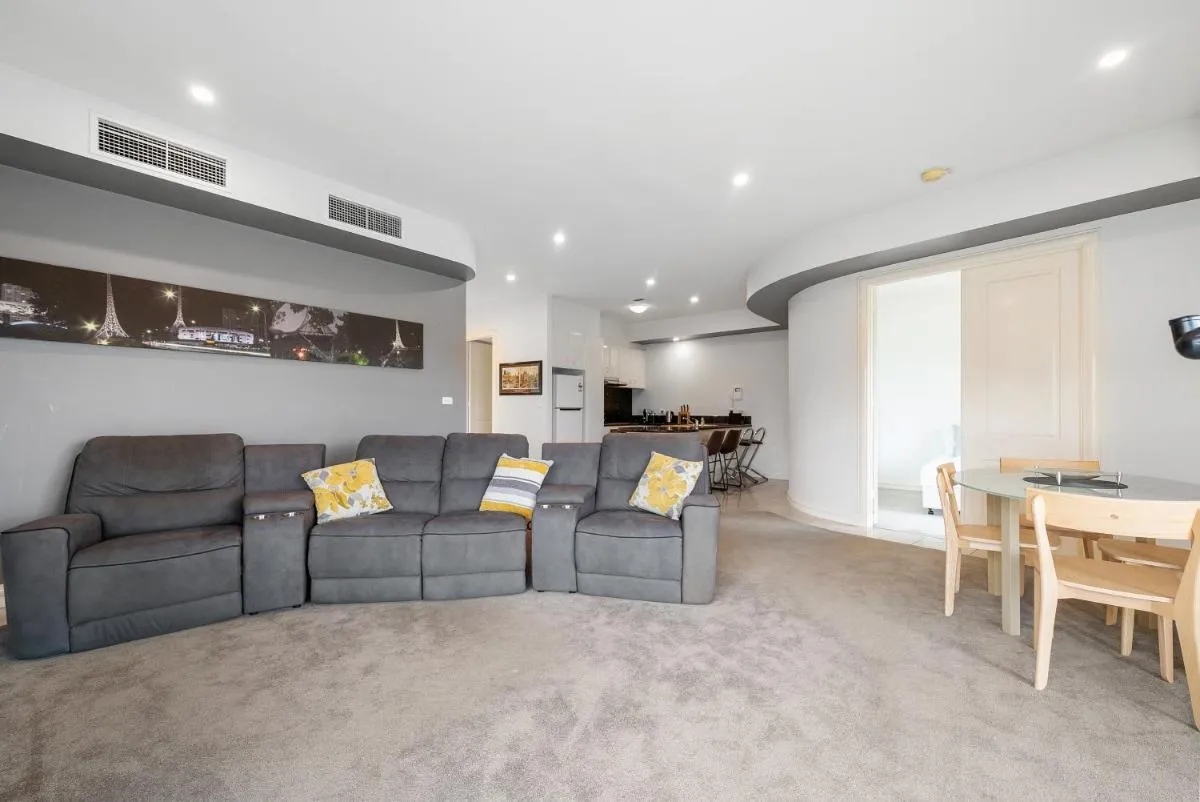 Image 4 of East Melbourne 2BR Apartment